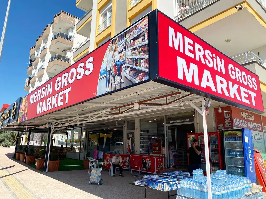 Kırmızı ışıklı kutu harf cephe tabelası — market uygulaması, gece görünüm
